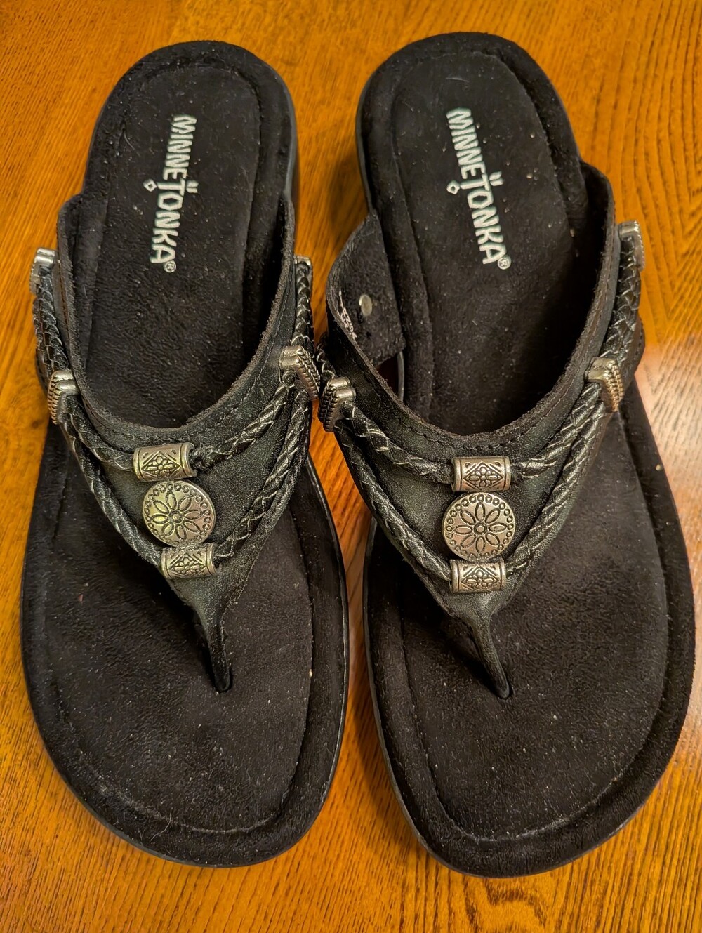 Minnetonka Black Leather Braided Thong Sandals with Silver Medallions Size 7
